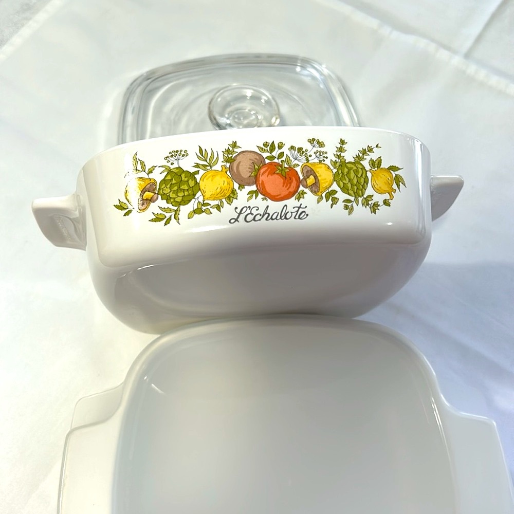 Corning ware L’Echalote 2 quart dishes and one glass and one plastic lid